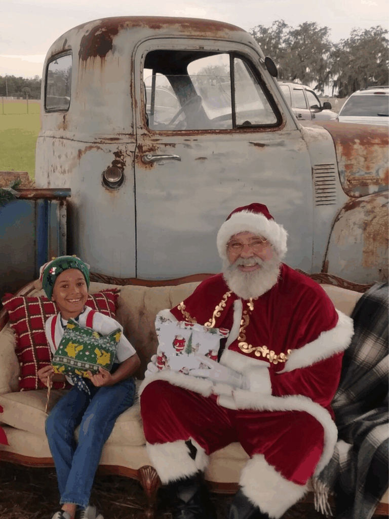 Pictures with Santa at Dade City Farms near Tampa
